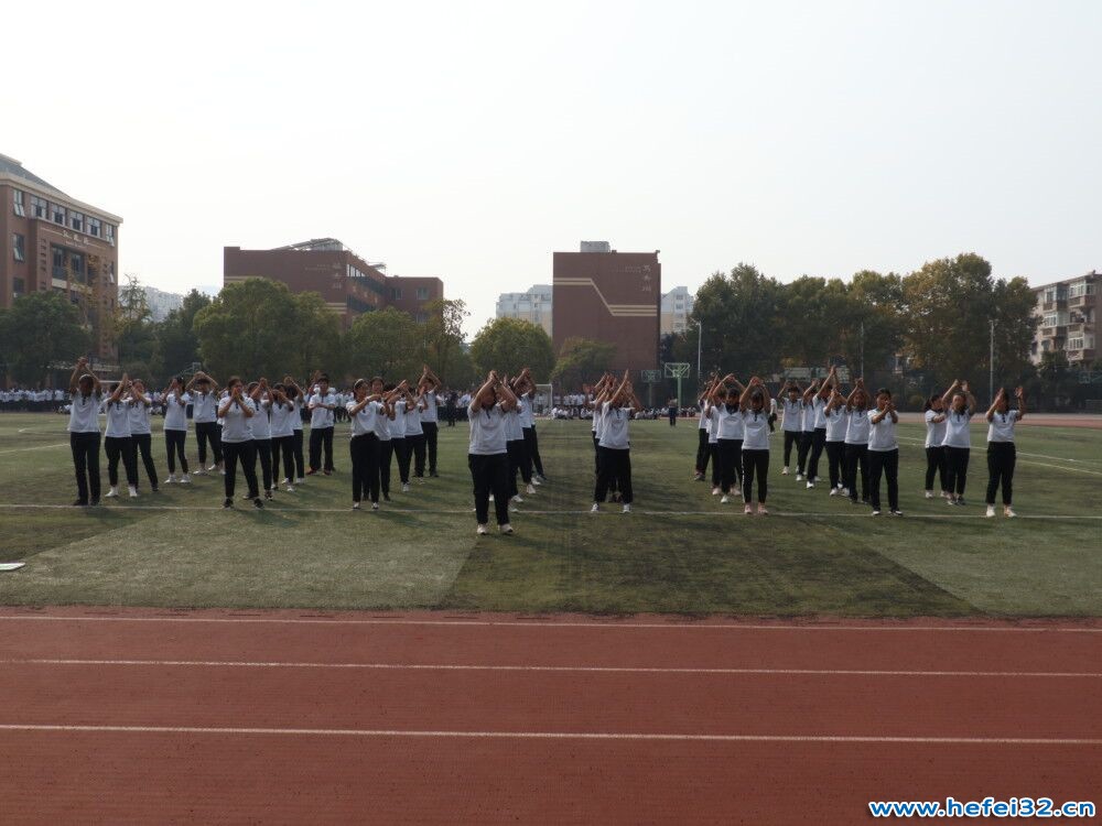 合肥市第三十二中学高一学生齐聚操场舞动青春